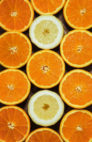 Una Toma Vertical Naranjas Cortadas Limones Sobre Mesa Bajo Las —  Fotos de Stock