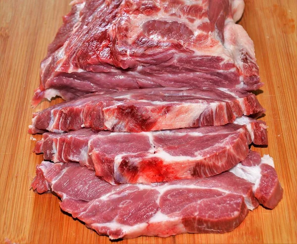 Primer Plano Carne Roja Cruda Cortada Una Mesa Madera — Foto de Stock