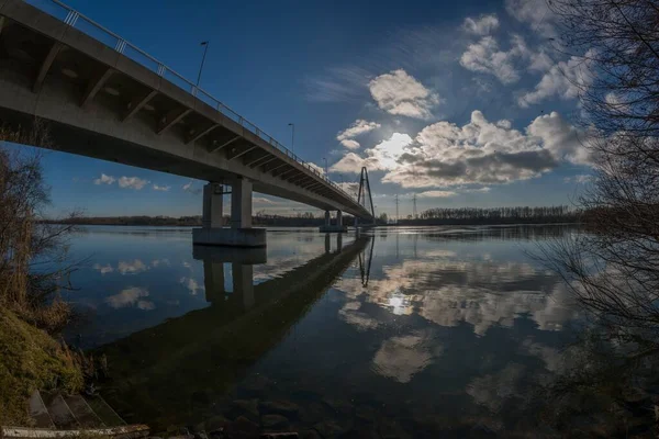 Een Prachtig Shot Van Kristalheldere Zee Met Weerspiegeling Van Lucht — Stockfoto