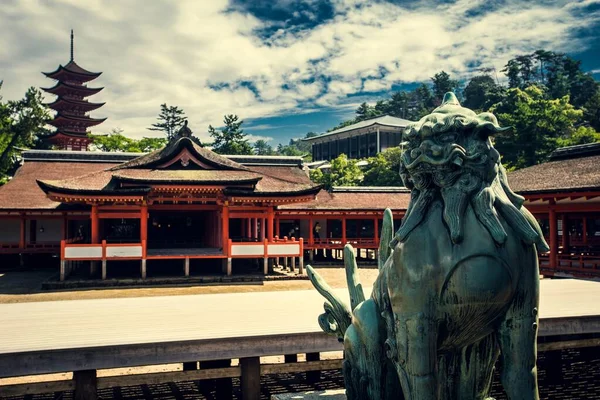 曇天下の日本の厳島神社 — ストック写真