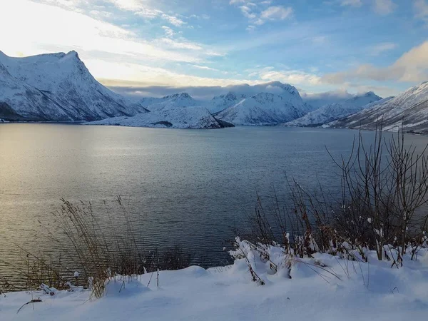 ノルウェーの雪の山の中に湖がある美しい風景 — ストック写真