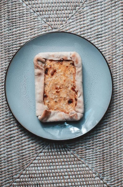 Высокоугольный Снимок Яблочного Пирога Корицей Голубой Тарелке — стоковое фото