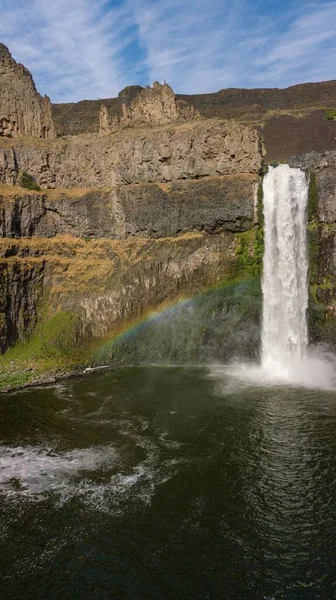 Vertikální Záběr Palouse Falls Duhou Nad Ním Spojených Státech — Stock fotografie