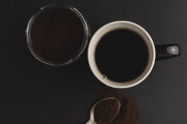 Hög Vinkel Skott Kopp Kaffe Och Kaffebehållare — Stockfoto