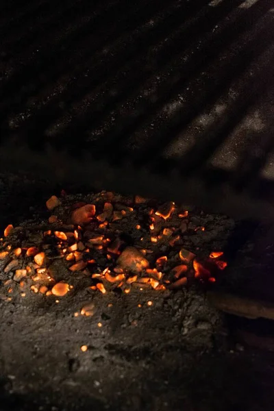 Eine Vertikale Aufnahme Eines Haufens Roter Brennender Kohle Einem Grill — Stockfoto