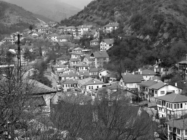 Tiro Escala Cinza Alto Ângulo Uma Pequena Aldeia Uma Colina — Fotografia de Stock