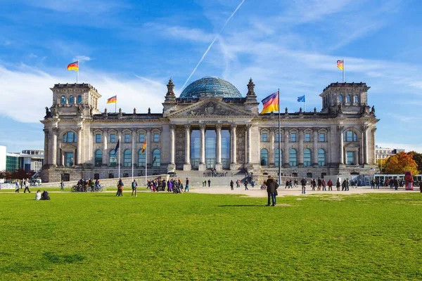 2013年10月14日 德国柏林 2013年10月14日 以著名的玻璃穹顶 最常见的景观之一 观赏令人惊叹的帝国大厦 — 图库照片