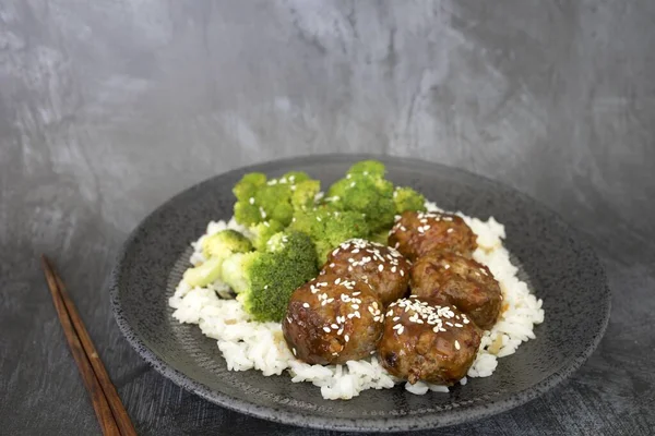 肉丸子和西兰花放在桌上盘子里的炒饭特写 — 图库照片