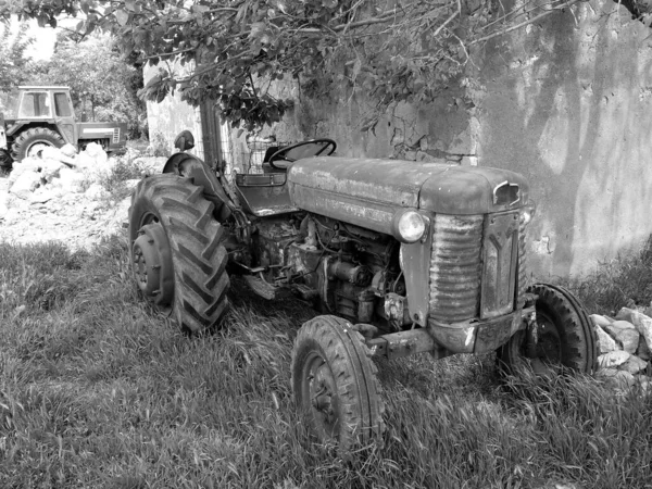 Graustufenaufnahme Eines Alten Traktors Einer Ländlichen Gegend — Stockfoto