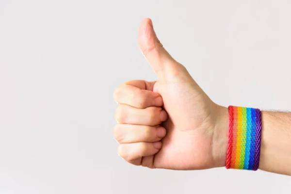 Mano Hombre Que Lleva Una Pulsera Con Colores Bandera Orgullo — Foto de Stock