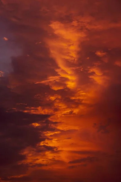 Nuvens Céu Pintadas Laranja Durante Pôr Sol — Fotografia de Stock