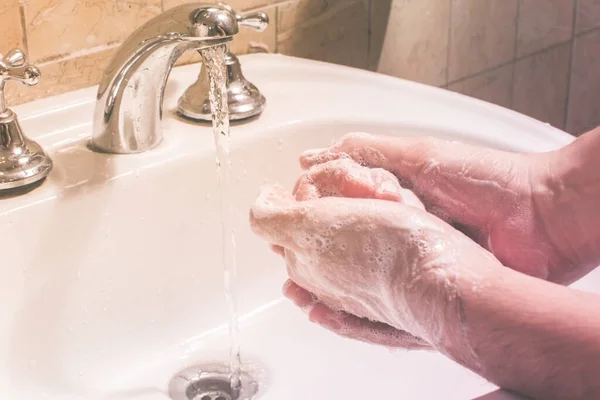 Primer Plano Una Persona Lavándose Las Manos Con Desinfectante Baño — Foto de Stock