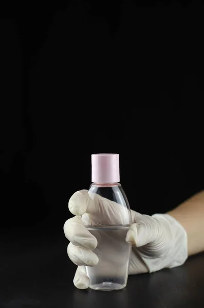Uma Mão Humana Com Luva Borracha Segurando Recipiente Plástico Desinfetante — Fotografia de Stock