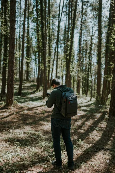森林里一个背着背包的游客的纵向照片 — 图库照片
