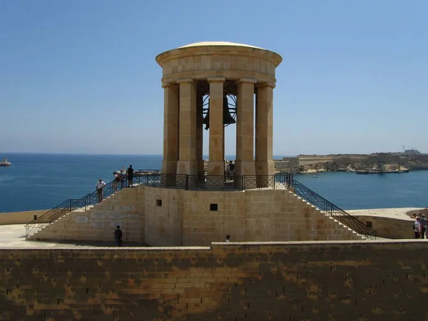 瓦莱萨 Malta 2013年7月14日 位于大港入口处瓦莱塔的围困钟纪念碑 纪念二战中阵亡的英雄 — 图库照片