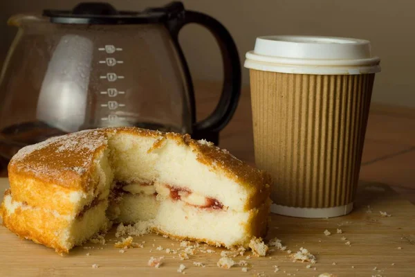 Gros Plan Délicieux Gâteau Avec Confiture Crème Sur Une Table — Photo