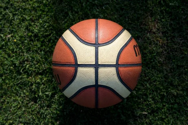 Una Vista Dall Alto Una Palla Basket Sul Prato Verde — Foto Stock