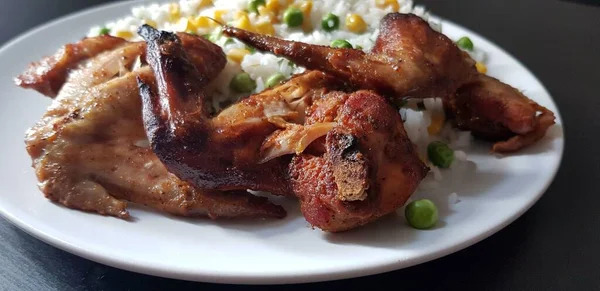 鶏の羽のローストに野菜のご飯 トウモロコシとエンドウ豆 — ストック写真