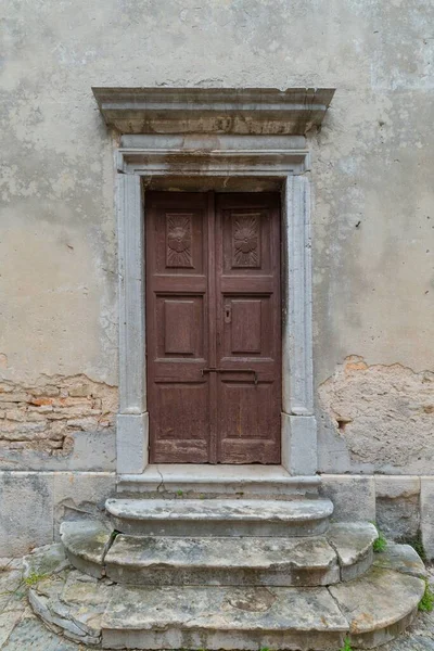 Вертикальный Снимок Старой Деревянной Входной Двери Лестницей — стоковое фото