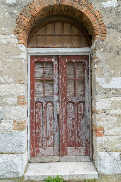 Вертикальный Снимок Старой Деревянной Двери Каменной Стене — стоковое фото
