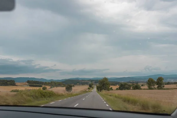 Een Prachtige Weg Onder Een Bewolkte Hemel Gezien Door Het — Stockfoto