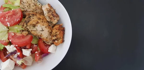 Carne Pollo Parrilla Con Ensalada Griega —  Fotos de Stock