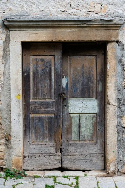 古い木製のドアの垂直ショット — ストック写真