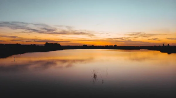 Una Vista Impresionante Una Puesta Sol Lago — Foto de Stock