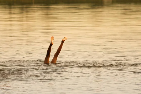 Egy Gyermek Lábai Állnak Vízből Miután Belevetette Magát Tóba — Stock Fotó