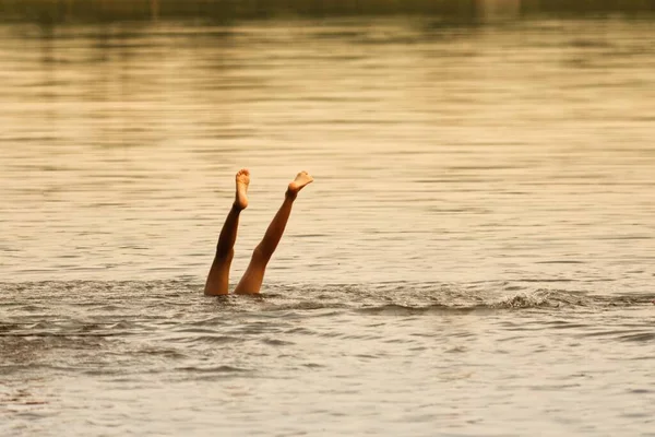 Voeten Van Een Kind Steken Uit Het Water Een Duik — Stockfoto