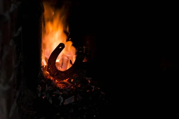 Tiro Close Uma Ferradura Quente Fogo — Fotografia de Stock