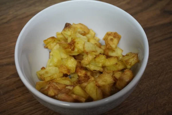 Hög Vinkel Syn Nystekt Potatis Vit Skål Ett Träbord — Stockfoto