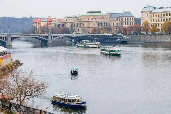 Praga República Checa Noviembre 2019 Barcos Con Turistas Río Moldava —  Fotos de Stock