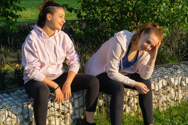 Due Donne Caucasiche Sedute Sulla Pietra Che Parlano Sorridono Felicemente — Foto Stock