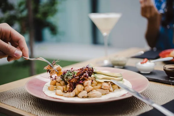 Una Persona Comiendo Plato Con Una Corteza Fondo Borroso — Foto de Stock