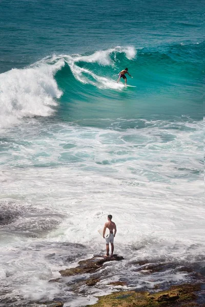 Sydney Austrália Dezembro 2012 Surfista Fica Sobre Rochas Assistindo Amigo — Fotografia de Stock