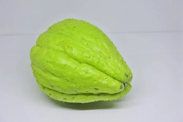 Close Chayote Verde Isolado Fundo Branco — Fotografia de Stock