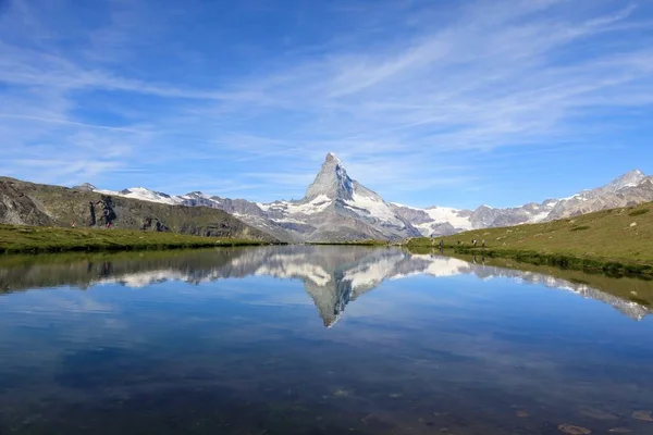 Een Prachtige Opname Van Een Reflecterend Meeroppervlak Matterhorn Bergachtige Achtergrond — Stockfoto