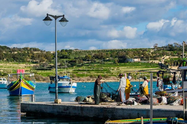 Marsaxlokk Malte Janv 2017 Pêcheurs Retour Mer Triant Leurs Prises — Photo