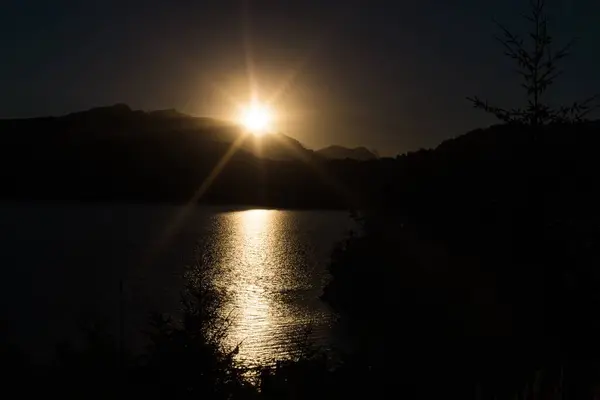 Ein Schöner Sonnenaufgang Über Einem Ruhigen See Mit Einem Berg — Stockfoto