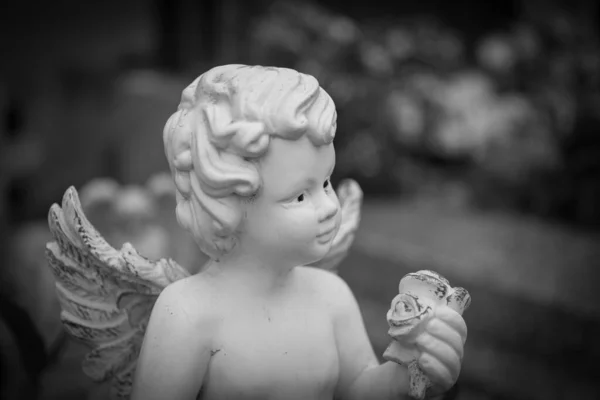 Close Uma Estatueta Mármore Anjo Cenário Gótico Fundo Escuro Embaçado — Fotografia de Stock