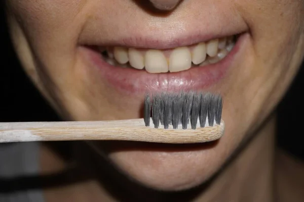 Uno Spazzolino Davanti Volto Della Femmina Sorridente — Foto Stock