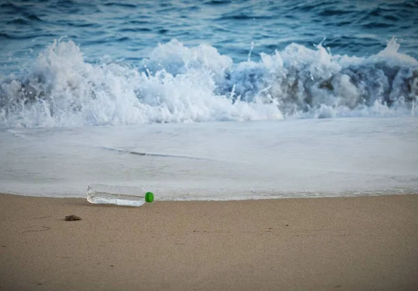 Una Bottiglia Acqua Plastica Sulla Sabbia Sul Corpo Del Mare — Foto Stock