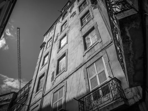 Niski Kąt Czarno Biały Strzał Starego Budynku Mieszkalnego Dźwigu Budowlanego — Zdjęcie stockowe