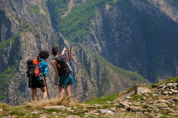 Val Grande Itália Abril 2018 Duas Caminhantes Apontando Olhando Para — Fotografia de Stock