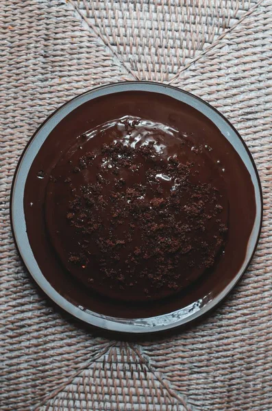 Uma Vista Superior Bolo Chocolate Úmido Com Coberturas Polvilhadas Uma — Fotografia de Stock