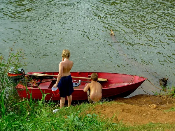 Tiro Ángulo Alto Viejo Barco Pintado Rojo Río Con Dos —  Fotos de Stock