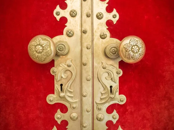 Close Uma Porta Vermelha Com Alças Douradas Texturas Nas Bordas — Fotografia de Stock