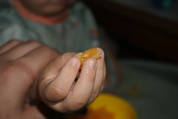 Een Persoon Die Arm Van Een Baby Vasthoudt Met Voedsel — Stockfoto