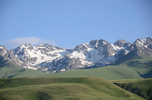 Uno Scatto Scenografico Montagne Innevate Sotto Cielo Blu — Foto Stock